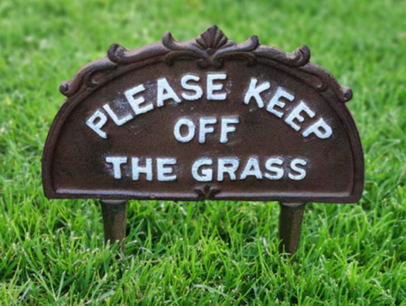 Cast Iron Keep off the Grass 24.5x1x25.7cm
