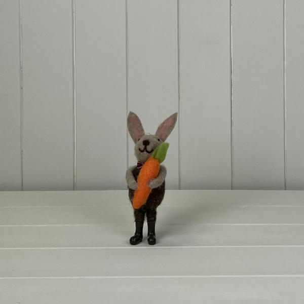 Rabbit Holding A Carrott 6X6X17cm  Weight-24G